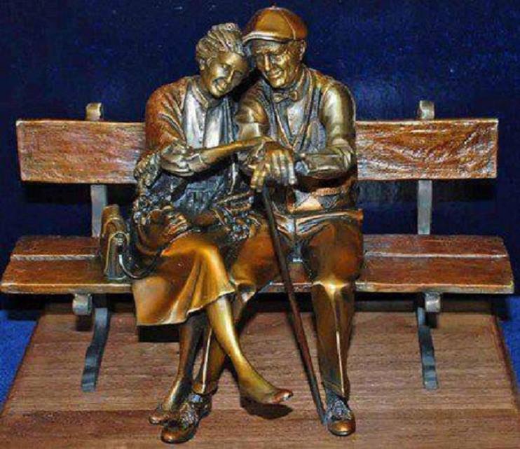 A szobor George Lundeen alkotása.